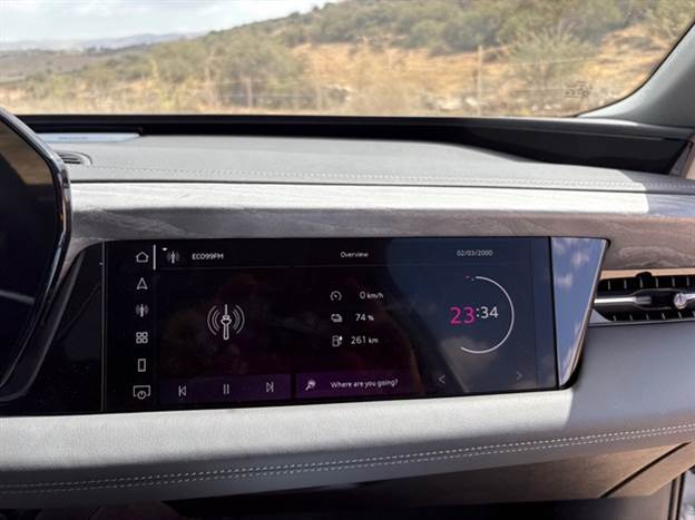 המסך מול הנוסע קצת מיותר עקב היעדר קישוריות מתאימות בישראל