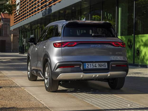 ההבדלים בנראות בין החשמלי לפלאג-אין הם חישוקים שונים וגימור סבכה תחתונה בשחור