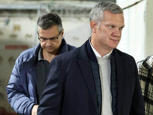 עבדו קשה מאחורי הקלעים. מנספורד ואנגלידיס (אלן שיבר)