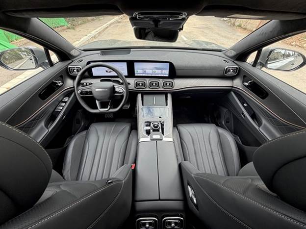 ניכר הרצון ליצור אווירה איכותית. היי, מוכר לנו הסידור הזה של פתחי המיזוג וכוונון המושבים