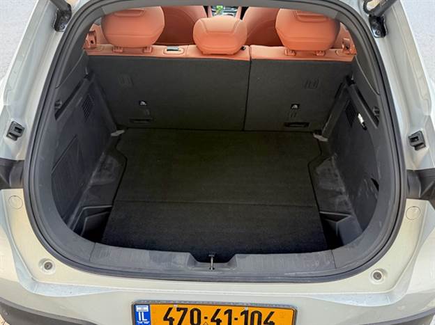 492 ליטר מכובדים מאחור, אבל הקטע נמצא בתא המטען הקדמי