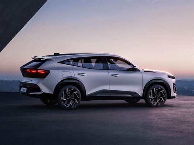 עיצוב דמוי קופה וזוויתי מאוד מאחור