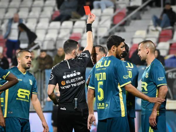 סטבנוביץ` הורחק בצהוב שני (ברני ארדוב)