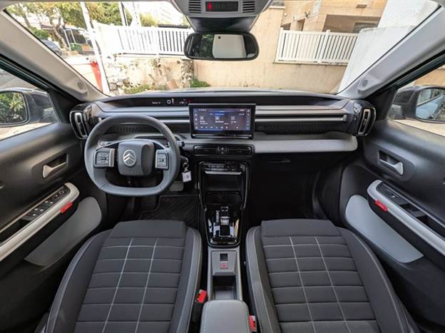 עיצוב הפנים ממשיך את הקו הג`יפוני. איכות החומרים פשוטה