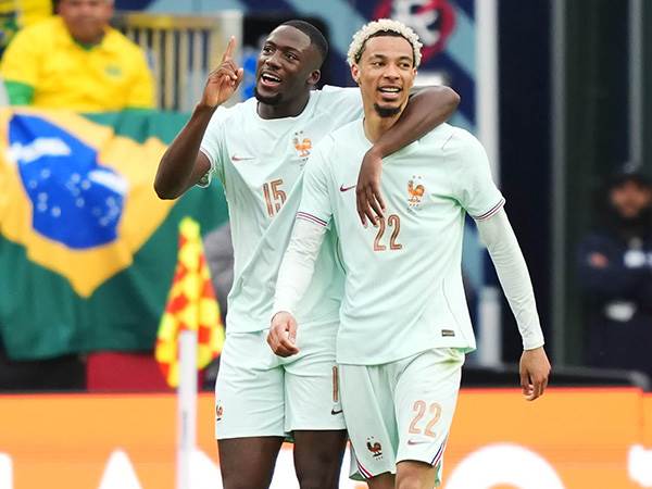 אקיטיקה הכפיל למרות שצרפת נותרה בעשרה שחקנים (Photo by Michael Owens/Getty Images)