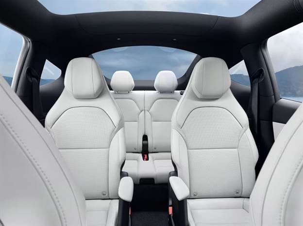 שני מושבי קפטן בשורה השנייה, שניים קטנים יותר מאחור