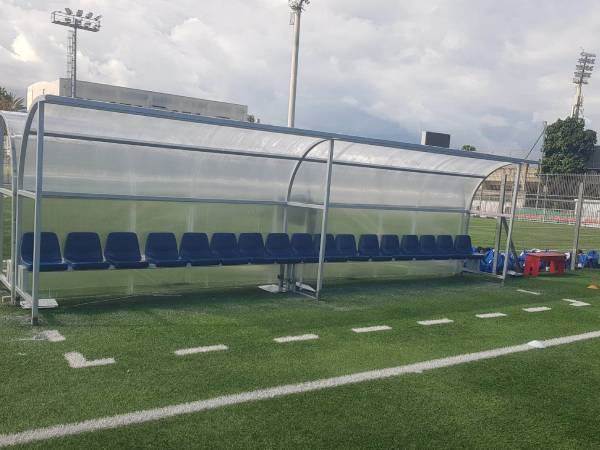 הספסלים החדשים במתחם