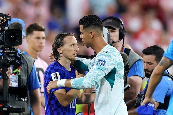 רונאלדו מחבק את מודריץ`. משחק שייזכר (Buda Mendes/Getty Images)