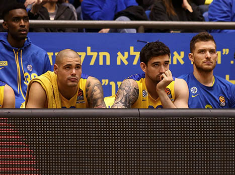 לא מוצאים את החיבור לאוהדים. אלכסנדר וצירבס (אלן שיבר)