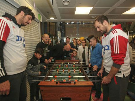 הלפרין ואליהו עם הילדים. ביקור מבורך (אורן בן חקון)