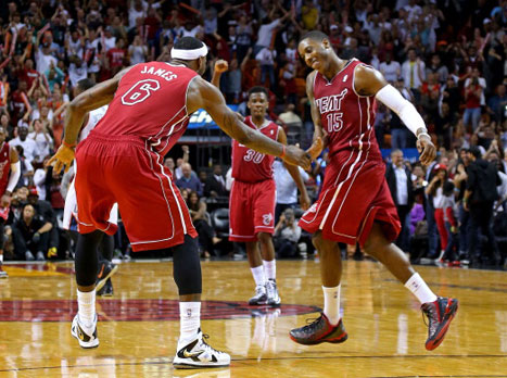 לברון וצ'אלמרס בימיהם במיאמי. נוריס קול ברקע (getty)