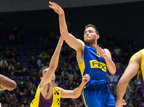 בכושר נהדר. מקל (עודד קרני)