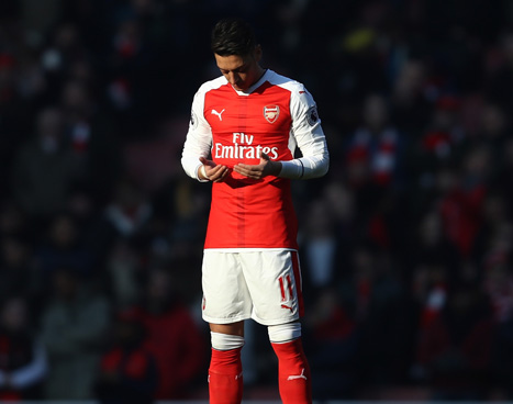 אוזיל נושא תפילה לפני שריקת הפתיחה (Getty)