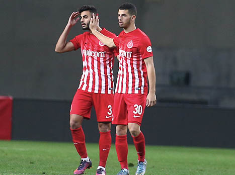 שולמייסטר מאוכזב. ניסו לנחם אותו (צילום: אלן שיבר)