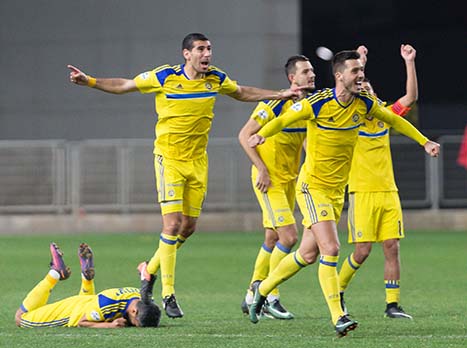 שחקני מכבי חוגגים אחרי הפנדלים (עודד קרני)