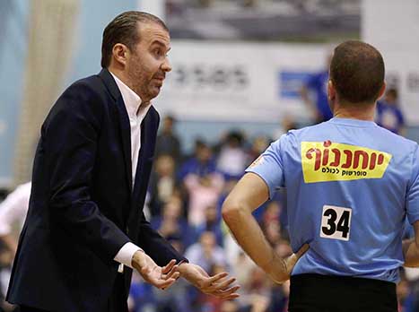 פיאניג'יאני בפוזה מוכרת (מנהלת הליגה)