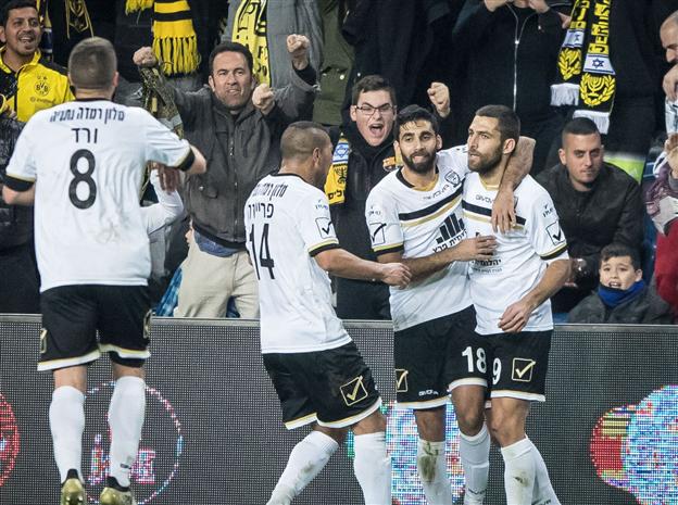 שכטר והחברים חוגגים. בזבזו הזדמנויות במחצית השנייה (צילום: ספי מגריזו)