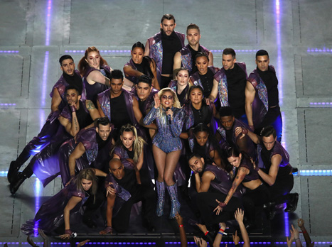 גאגא והרקדנים חותמים את המופע (Getty)