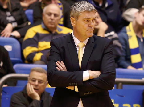 חניכיו שוב הזיעו. בגאצקיס (אלן שיבר)