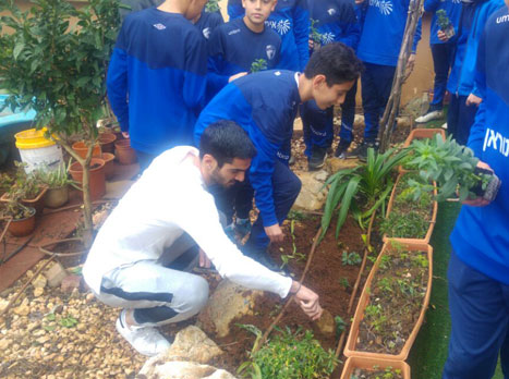 קריאף נוטע במסגרת סיירת המעשים הטובים . "זו רק ההתחלה"