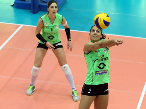 קרב ענקיות בפתיחת הפלייאוף (צילום: איגוד הכדורעף)