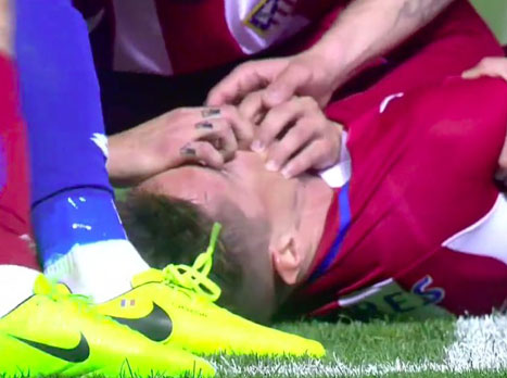 "ורסאליקו וגאבי הצילו את חייו". טורס על הדשא