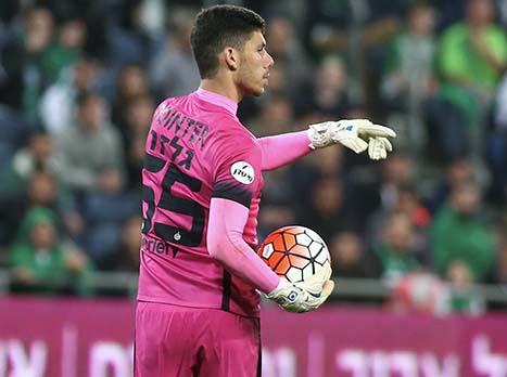 קיבל מחמאות. גלזר (אלן שיבר)