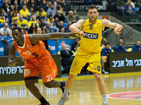 אוהב לשמח ילדים. מקל (מנהלת הליגה)