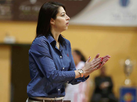 תואר בכורה כמאמנת. העליון (אלן שיבר)