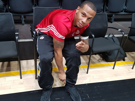 הרבה על הכתפיים שלו. קרטיס ג'רלס