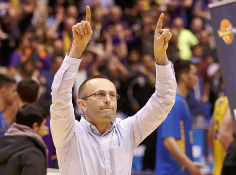 שמיר חוגג בסיום. "הוא הרוח שלנו, יש המון מחשבה ושכל במשחק שלנו" (אלן שיבר)