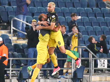 שכטר פרץ את הסכר עם פנדל מוצלח (צילום: דני מרון)