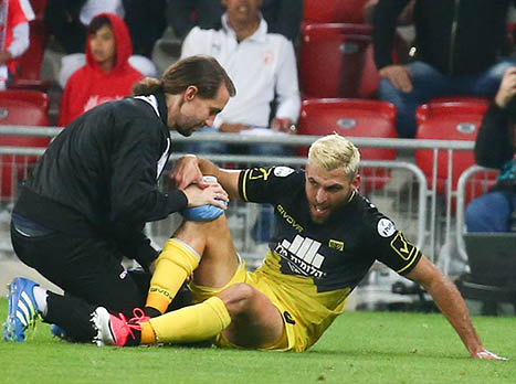 שכטר על הרצפה. "אין לנו סגל כמו לב"ש או מכבי ת"א" (דני מרון)