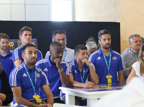 שחקני מכבי. מצאו זמן לפעילות חברתית בעיצומה של העונה (האתר הרשמי של מכבי ת"א)