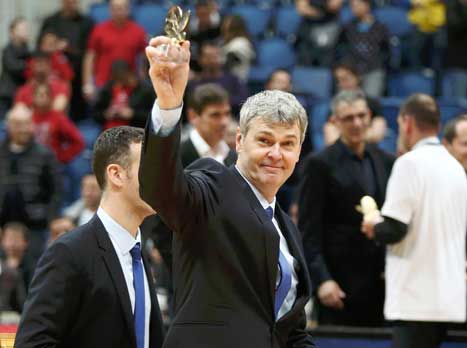 ובכל זאת, האיש נפרד עם גביע (אלן שיבר)