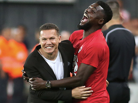 בכר ואוגו צמודים. אושר גדול בב"ש (צילום: אלן שיבר)