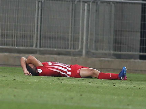 ועל כר הדשא השחקנים לקחו את זה מאוד קשה (אלן שיבר)