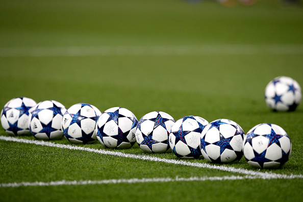 הכדורים הונחו וחיכו לשחקנים שיבואו לבעוט בהם (getty)