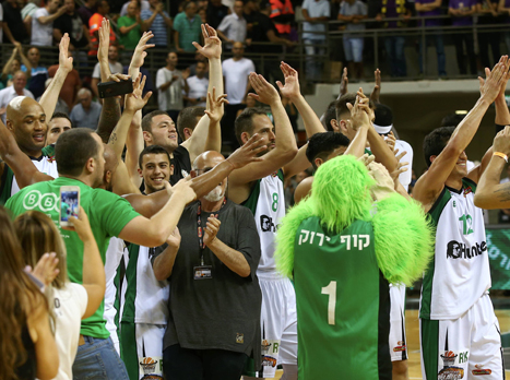 יחגגו כל הלילה. שחקני חיפה בסיום (אלן שיבר)