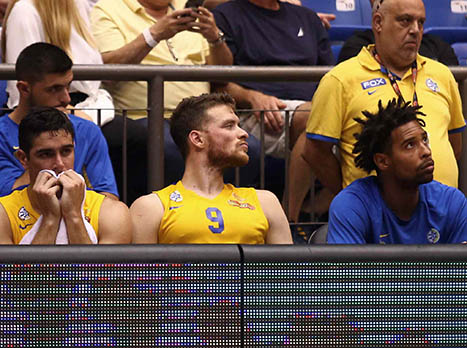 שחקני מכבי מול חיפה. "לא היינו שם ברמה המקצועית" (אלן שיבר)