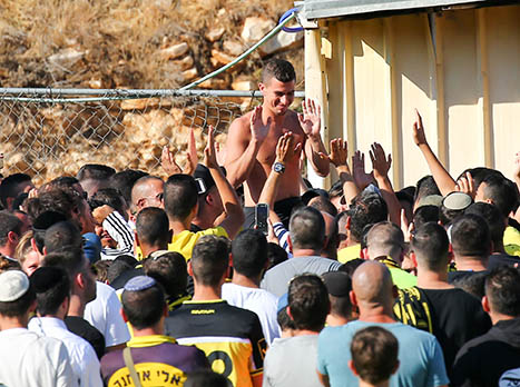 התקבל באהבה גדולה. ורד (דני מרון)