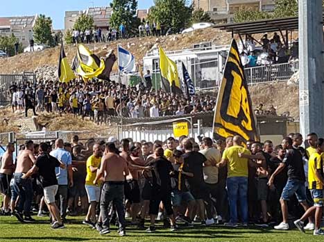 אוהדי בית"ר מתכננים את היעד הבא (דני מרון)