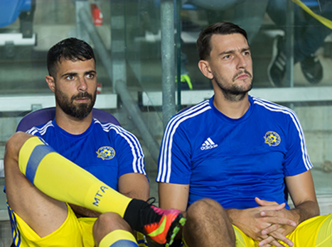 "מצאתי את עצמי על הספסל, הביטחון ירד" (עודד קרני)