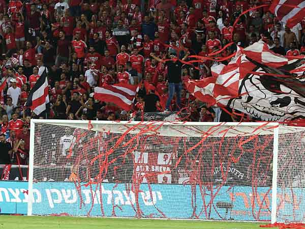 האוהדים האדומים חוזרים הביתה מאוכזבים (אלן שיבר)