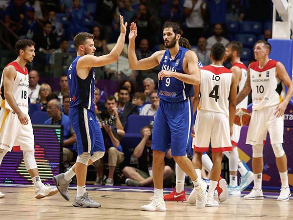 סיפתח מתוק. נבחרת ישראל חוגגת ניצחון ראשון (אלן שיבר)