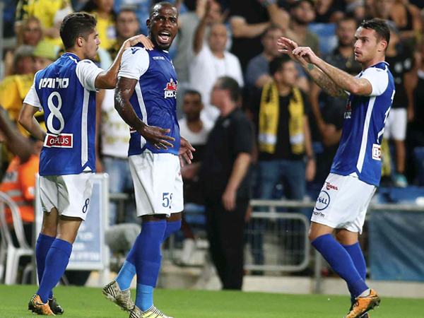 ואיפשר לפירס לקבוע 1:1 במחצית (אלן שיבר)