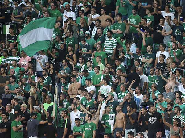 הקהל הפנה עורף למאמן (אלן שיבר)