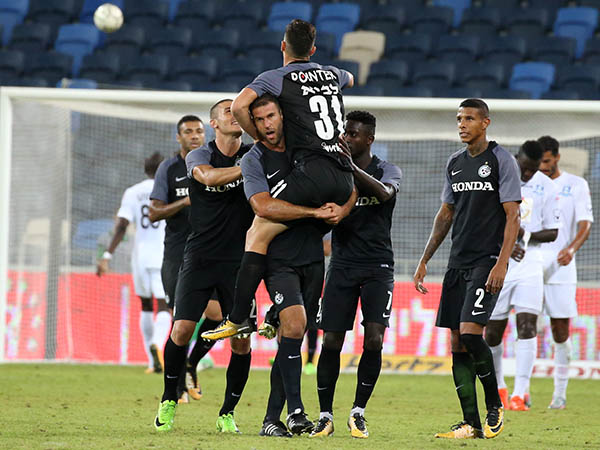 חדר ההלבשה מאוחד יותר (צילום: יוסי שקל)