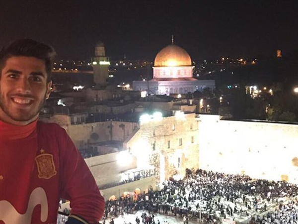 התמונה שעוררה זעם. אסנסיו בכותל (אינסטגרם)