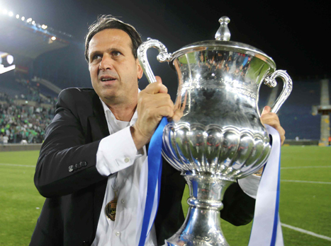 עם הגביע בחיפה. "מאמין שיחזרו לעצמם" (צילום: אלן שיבר)